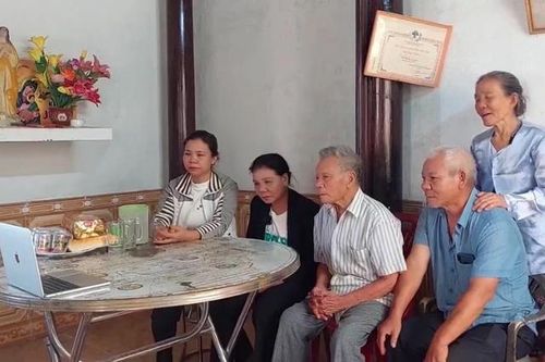 Người cha già khóc nấc khi gặp con trai thất lạc sau 43 năm