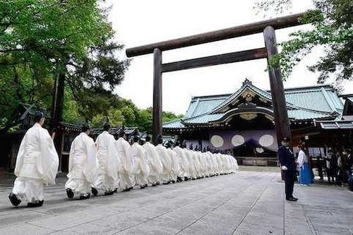Thủ tướng Nhật Bản gửi đồ lễ tới đền Yasukuni, Hàn Quốc lập tức phản ứng
