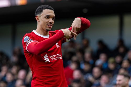 Thắng Fulham, Liverpool khiến cuộc đua vô địch nóng lên