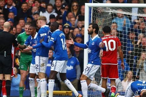 Quyết định gây phẫn nộ ở Premier League