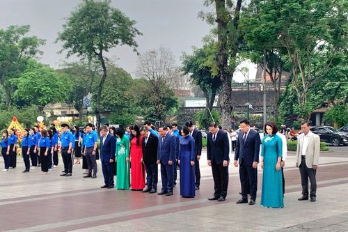 Lãnh đạo thành phố Hà Nội dâng hoa kỷ niệm 154 năm Ngày sinh V.I.Lênin