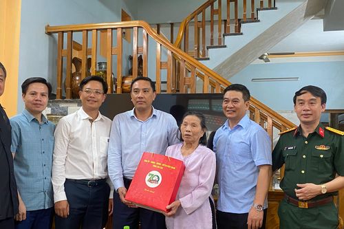 Thăm và tặng quà tri ân dân công hỏa tuyến và chiến sĩ Điện Biên
