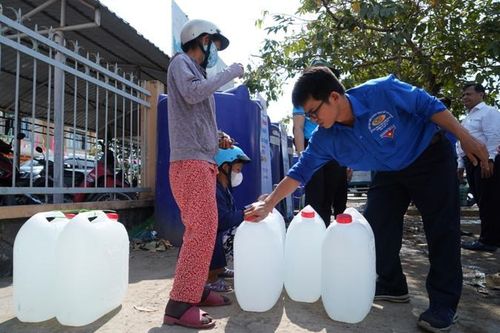 Cấp 200.000 lít nước ngọt cho người dân vùng hạn, mặn