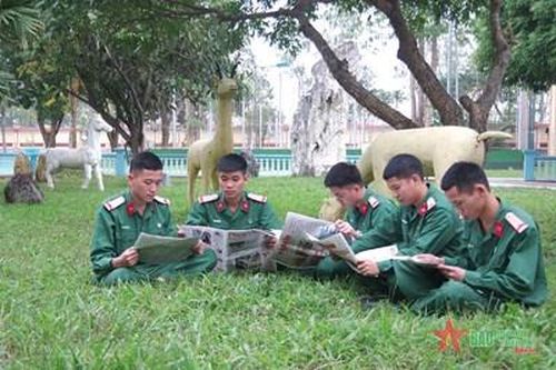 Như người thầy, người bạn của bộ đội
