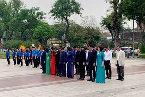 Đoàn đại biểu TP Hà Nội dâng hoa tại Tượng đài V.I.Lênin