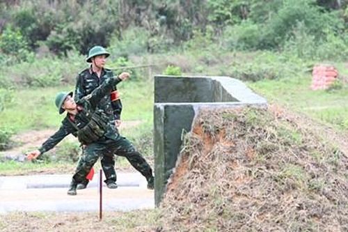 Chiến sĩ mới Trung đoàn 244 thực hành ném tập lựu đạn