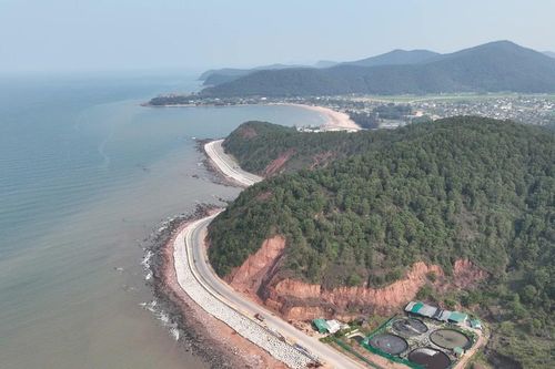 Động lực từ những cung đường ven biển - Bài 1: Nối liền mạch ven biển