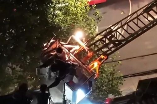 Kịp thời giải cứu đôi vợ chồng già mắc kẹt trong căn nhà cháy