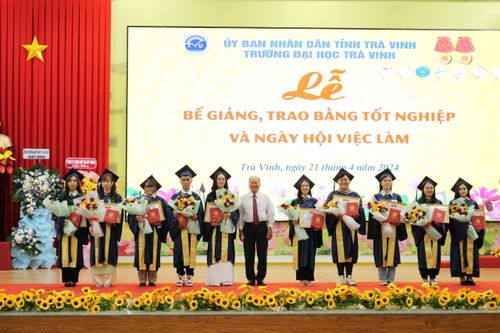 Hơn 700 tân cử nhân, kỹ sư Trường ĐH Trà Vinh nhận bằng tốt nghiệp