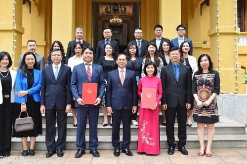 Bộ trưởng Ngoại giao Bùi Thanh Sơn trao quyết định bổ nhiệm 2 Tổng Lãnh sự Việt Nam ở nước ngoài