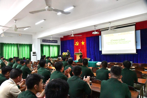 BĐBP Tây Ninh: Khai giảng lớp học tiếng Anh và tiếng Khmer cho cán bộ cơ sở