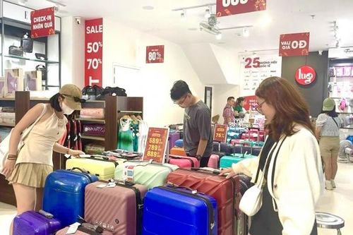 Thời trang du lịch, phụ kiện hè giảm giá mạnh trước thềm kỳ nghỉ lễ 30/4-1/5