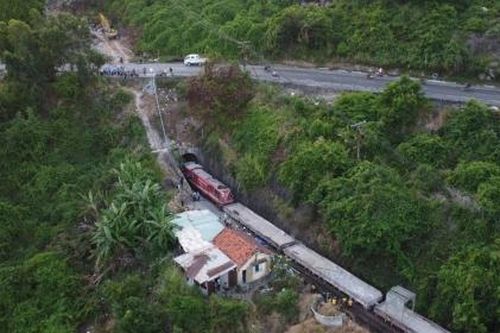 Thông tuyến đường sắt Bắc - Nam sau gần 10 ngày sạt lở hầm Bãi Gió