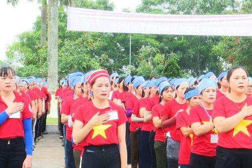 Xúc động cảnh hàng ngàn công nhân đứng chào cờ và hát Quốc ca vào sáng thứ 2