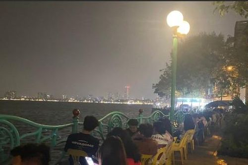 Giới trẻ Hà Nội đua 'check-in' trà chanh vỉa hè, ven hồ