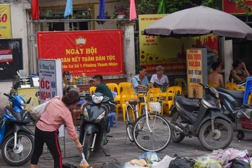 Rác thải sinh hoạt ngổn ngang trên nhiều cây cầu, tuyến phố Hà Nội