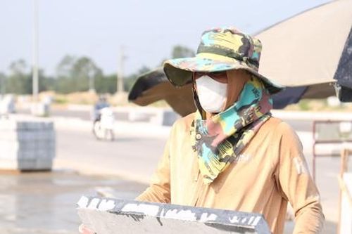 Công nhân phơi mình mưu sinh dưới cái nắng bỏng rát 40 độ C