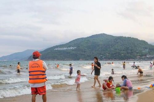 Liên tục cứu nhiều người tắm biển đuối nước ở Quy Nhơn