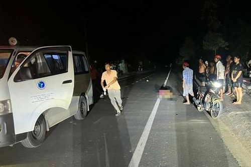 Tông xe máy vào 2 người đứng trước cửa nhà, 3 người thương vong