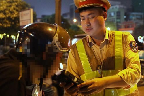 Uống cốc bia giải nhiệt, nam tài xế bị phạt nửa tháng lương