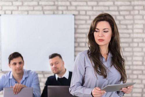 Nỗi oan thấu trời của cô gái mặc chiếc áo có dòng chữ lạ