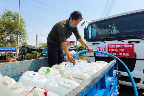 Quân và dân chung tay tiếp nước ngọt cho người dân vùng hạn mặn
