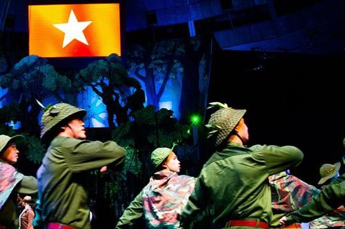 Hơn 60 nghệ sĩ tái hiện chiến thắng Điện Biên Phủ bằng xiếc