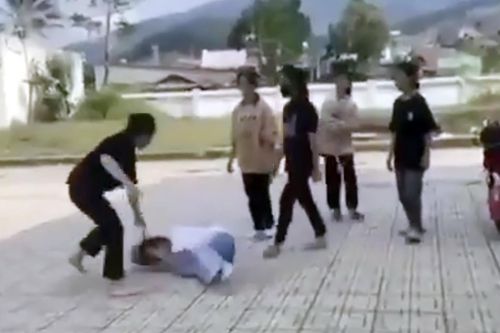 Hai nữ sinh đánh nhau, nhiều bạn học đứng nhìn quay clip