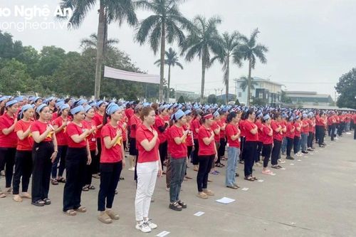 Xúc động khoảnh khắc hàng vạn công nhân toàn tỉnh Nghệ An chào cờ, hát Quốc ca
