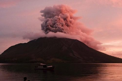 Indonesia dỡ bỏ cảnh báo sóng thần sau vụ phun trào núi lửa Ruang
