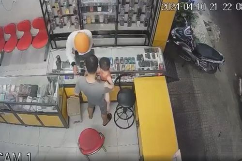 Quảng Nam: Chủ cửa hàng đang bế con tóm gọn tên cướp điện thoại
