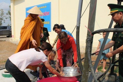 Những giọt nước nghĩa tình trong mùa khô hạn nơi vùng biên giới