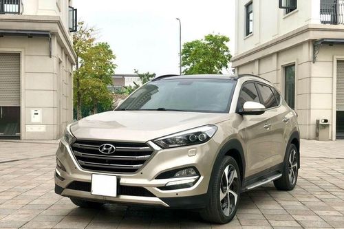 Lăn bánh 7 năm, Hyundai Tucson cũ trượt giá ngang một chiếc Accent 'đập hộp'
