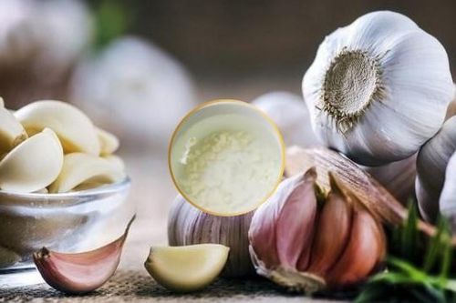 Ném tỏi vào chậu hoa, hoa và cây sẽ phát triển tốt bời, những chồi mới sẽ mọc lên tươi tốt và hoa ùa ra nở rộ