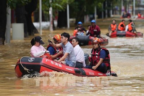 Trung Quốc cảnh báo mưa bão cấp độ nguy hiểm thứ hai