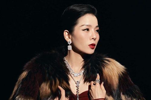 Lệ Quyên sắc sảo với môi son đỏ