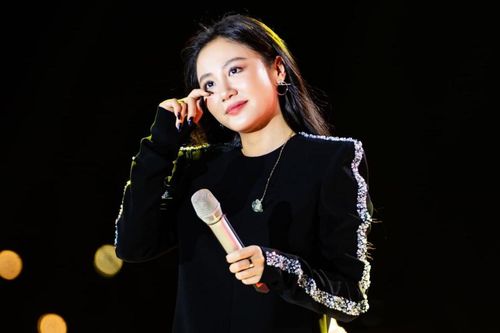 Văn Mai Hương khóc nức nở trên sân khấu, chuyện gì đây?