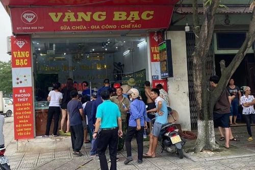Phú Thọ: Cầm tuýp sắt cướp tiệm vàng, nam thanh niên bị người dân khống chế