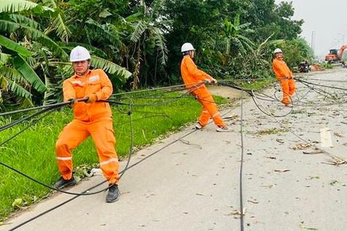 Điện lực miền Bắc khắc phục sự cố do mưa lớn và lốc xoáy để cấp điện trở lại cho người dân