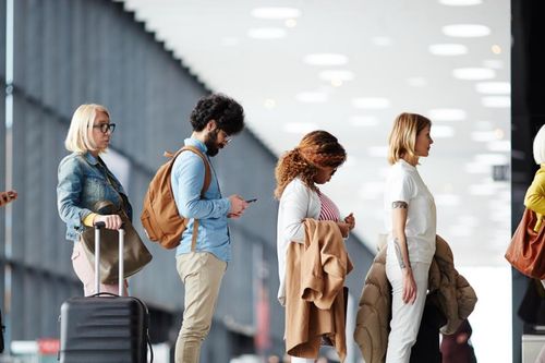 Các hãng hàng không 'đau đầu' vì thời trang của hành khách