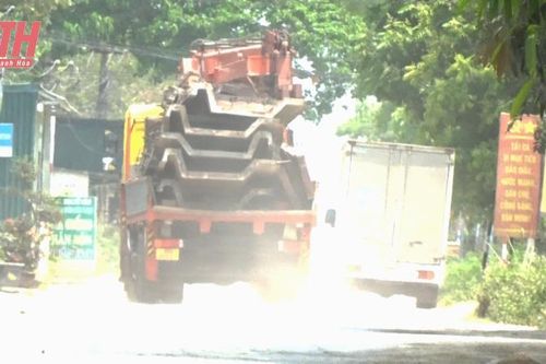 Người dân bức xúc vì xe chở đất chạy cả ngày lẫn đêm qua khu dân cư