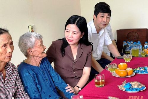 Bàn giao nhà cho hộ nghèo bảo trợ xã hội khó khăn về nhà ở tại xã Đông Hòa (Đông Sơn)