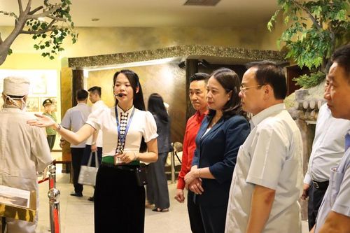 'Bùng nổ' du lịch Điện Biên: Cháy vé máy bay, hết sạch phòng khách sạn