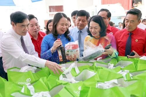 Hỗ trợ nhu yếu phẩm cho 700 gia đình khó khăn tại Chợ Nhân đạo