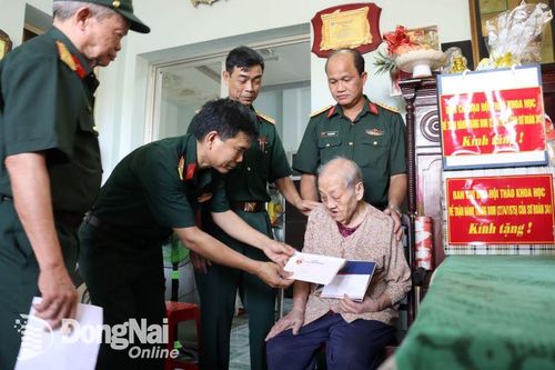 Tặng quà 5 gia đình chính sách tại huyện Trảng Bom