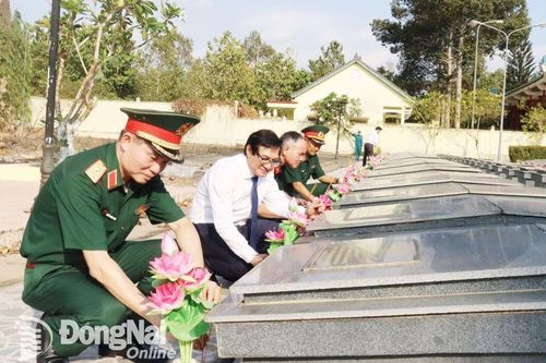 Dâng hương tri ân các liệt sĩ tại Nghĩa trang liệt sĩ huyện Trảng Bom