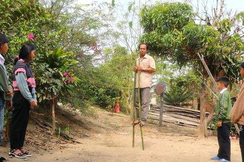 Truyền đam mê đi cà kheo cho thanh-thiếu niên làng Brang Đak Kliết