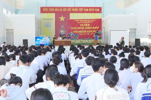 Tuyên truyền, hướng nghiệp tuyển sinh quân sự tại Trường THPT Mạc Đĩnh Chi