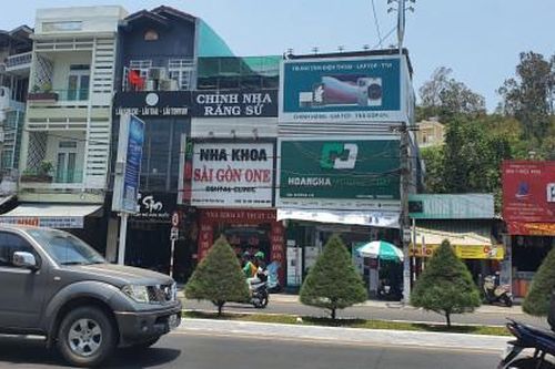 Truy tìm 3 đối tượng nghi là nước ngoài đột nhập tiệm điện thoại, cướp nhiều tài sản