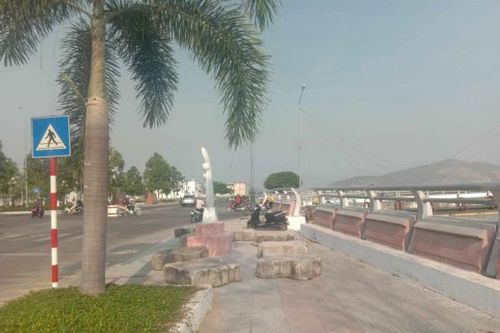 Bê tông chắn lối đi bộ